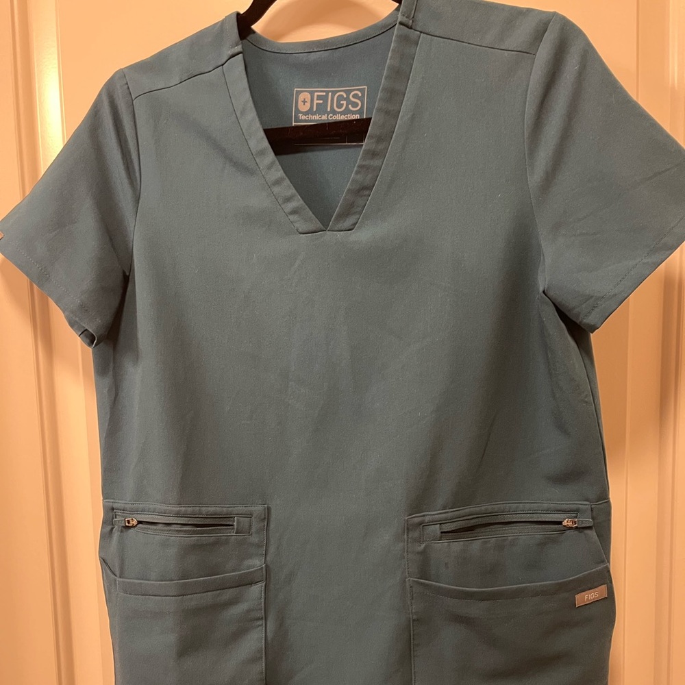 Figs sold out 6 pocket scrub top